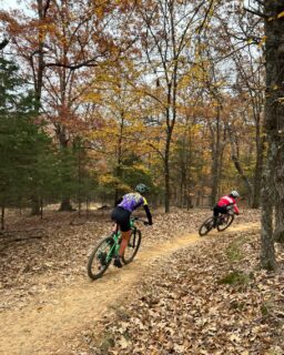 Look at them go! 
Huge cheers to our KICL athletes for giving their all on the course today - way to go! 

📸 Crystal Rothrock-McCracken Mustangs
📸 Fortenberry- Hardin Etown Stampede

#KentuckyMTB #Nationalmtb #CentralRegionals @Nationalmtb