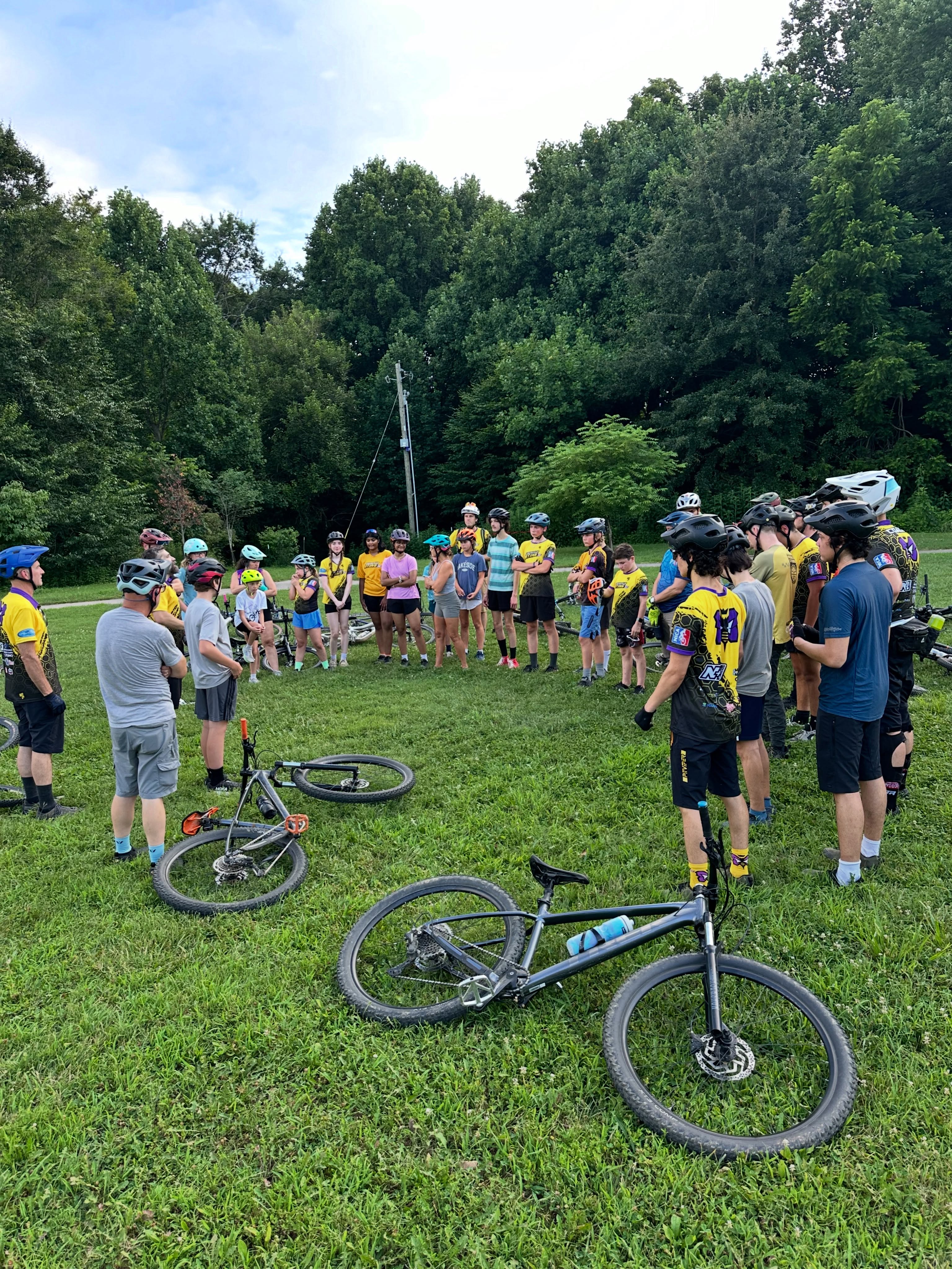 Today #LouisvilleStingXC kicked off their first mtb practice.  An amazing turnout with several new student athletes and parent coaches. As Louisville Sting XC continues to grow so does KICL.  Have your middle school and high school riders (and parents) come join us every Tuesday and Thursday at Stegner Pavilion, Cherokee Park. @sting_mtb https://stingcycling.com/